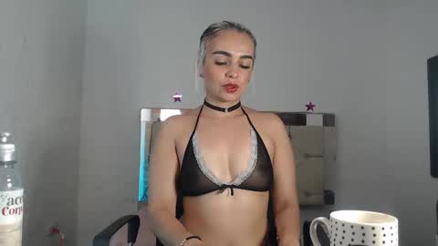 Snapshot of julieta__fox_ chatting on 17, 1, 2025 julieta__fox_ online show from 17, 1, 2025