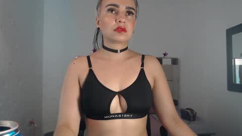 Snapshot of julieta__fox_ chatting on 17, 1, 2025 julieta__fox_ online show from 17, 1, 2025