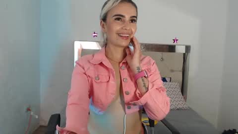 Snapshot of julieta__fox_ chatting on 28, 2, 2025 julieta__fox_ online show from 28, 2, 2025