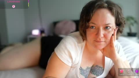 Snapshot of julimonroe chatting on 6, 5, 2026 Juli Monroe online show from 6, 5, 2026
