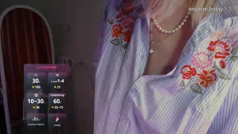 Snapshot of julvilnet chatting on 5, 12, 2024 Julia online show from 5, 12, 2024