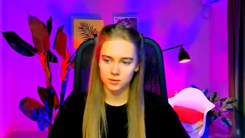 Snapshot of junewoods chatting on 1, 12, 2025 junewoods online show from 1, 12, 2025