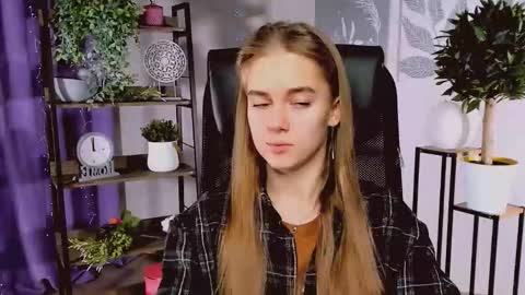 Snapshot of junewoods chatting on 17, 12, 2025 junewoods online show from 17, 12, 2025