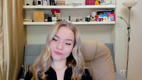 Snapshot of kara_smith_ chatting on 14, 12, 2024 Kara. Off from 15th till 24th of December online show from 14, 12, 2024