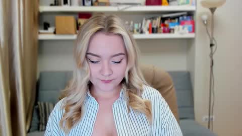 Snapshot of kara_smith_ chatting on 19, 9, 2025 Kara. Off from 15th till 24th of December online show from 19, 9, 2025