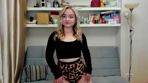 Snapshot of kara_smith_ chatting on 1, 10, 2025 Kara. Off from 15th till 24th of December online show from 1, 10, 2025