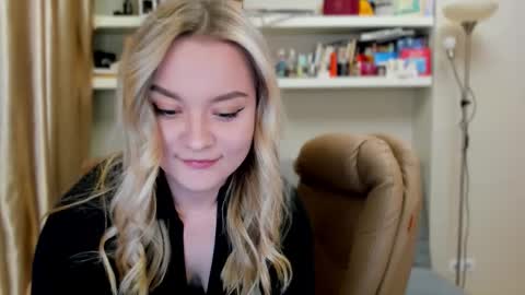 Snapshot of kara_smith_ chatting on 11, 10, 2025 Kara. Off from 15th till 24th of December online show from 11, 10, 2025