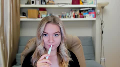 Snapshot of kara_smith_ chatting on 14, 11, 2025 Kara. Off from 15th till 24th of December online show from 14, 11, 2025