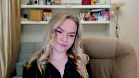 Snapshot of kara_smith_ chatting on 14, 11, 2025 Kara. Off from 15th till 24th of December online show from 14, 11, 2025