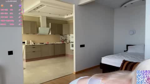 Snapshot of karlenegries chatting on 8, 11, 2025 Olivia online show from 8, 11, 2025