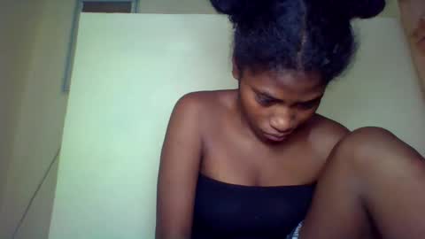 Snapshot of karoliee chatting on 26, 4, 2026 karoliee online show from 26, 4, 2026