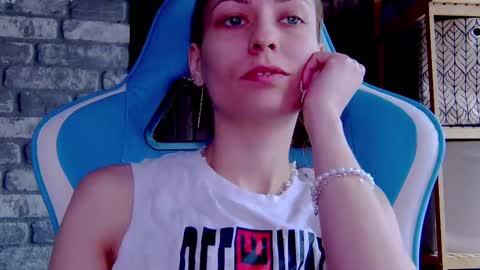 Snapshot of karoline121 chatting on 1, 3, 2025 karoline121 online show from 1, 3, 2025