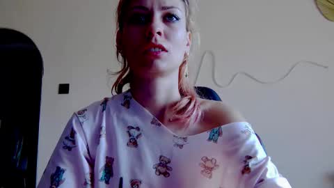 Snapshot of karoline121 chatting on 2, 11, 2025 karoline121 online show from 2, 11, 2025