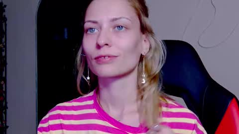 Snapshot of karoline121 chatting on 7, 11, 2025 karoline121 online show from 7, 11, 2025