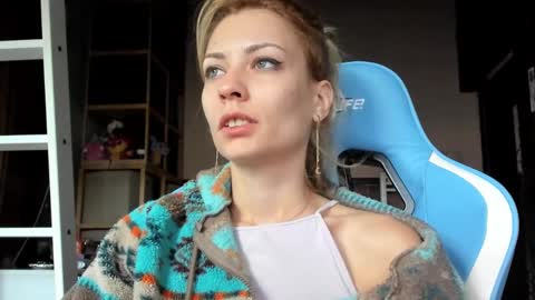 Snapshot of karoline121 chatting on 12, 11, 2025 karoline121 online show from 12, 11, 2025