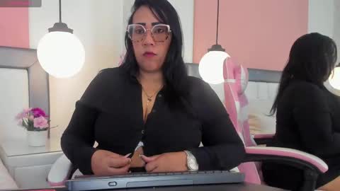 Snapshot of karolwest_ chatting on 6, 11, 2025 karolwest_ online show from 6, 11, 2025