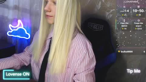 Snapshot of karolynafox chatting on 29, 3, 2026 Caroline Fox online show from 29, 3, 2026