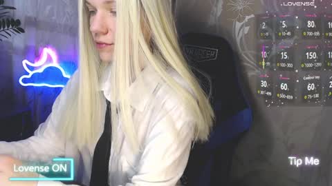 Snapshot of karolynafox chatting on 4, 4, 2026 Caroline Fox online show from 4, 4, 2026