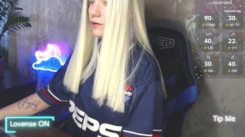 Snapshot of karolynafox chatting on 9, 4, 2026 Caroline Fox online show from 9, 4, 2026