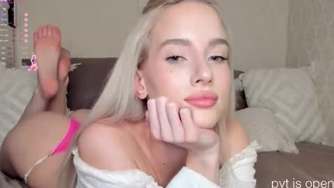 Snapshot of katebremar chatting on 17, 12, 2025 online show from 17, 12, 2025