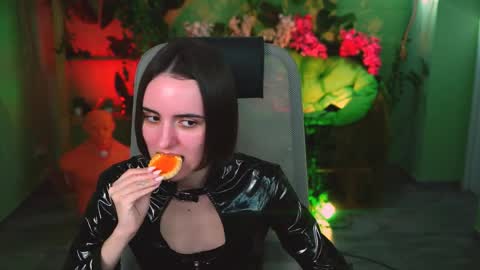 katewillows online show from 7, 4, 2026