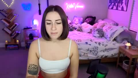 Snapshot of katieverona chatting on 3, 2, 2025 Katie Verona online show from 3, 2, 2025