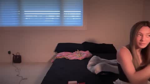 kenziesmithh online show from 18, 9, 2025