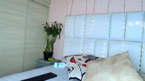 Snapshot of kiana_cream chatting on 1, 2, 2025 N M online show from 1, 2, 2025