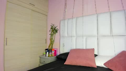 Snapshot of kiana_cream chatting on 10, 9, 2025 N M online show from 10, 9, 2025