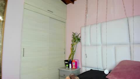 Snapshot of kiana_cream chatting on 18, 9, 2025 N M online show from 18, 9, 2025