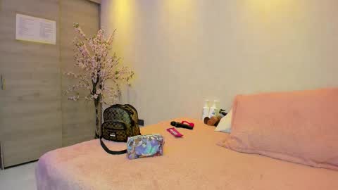 Snapshot of kiana_cream chatting on 18, 10, 2025 N M online show from 18, 10, 2025