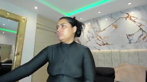 Snapshot of kiana_cream chatting on 10, 11, 2025 N M online show from 10, 11, 2025