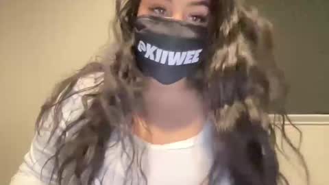 Snapshot of kiiwee chatting on 3, 11, 2025 KIIWEE online show from 3, 11, 2025