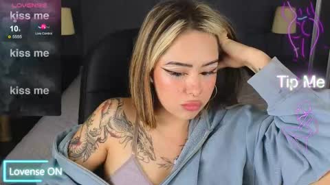 Snapshot of kim_brownie chatting on 21, 10, 2025 Kim online show from 21, 10, 2025