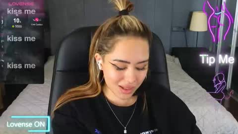 Snapshot of kim_brownie chatting on 22, 10, 2025 Kim online show from 22, 10, 2025