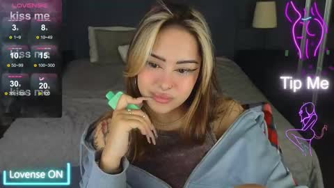 Snapshot of kim_brownie chatting on 17, 11, 2025 Kim online show from 17, 11, 2025