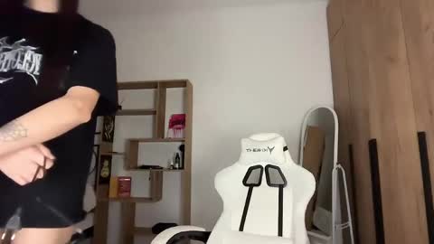 Snapshot of kim_oberlin chatting on 8, 4, 2026 Kim Oberlin online show from 8, 4, 2026