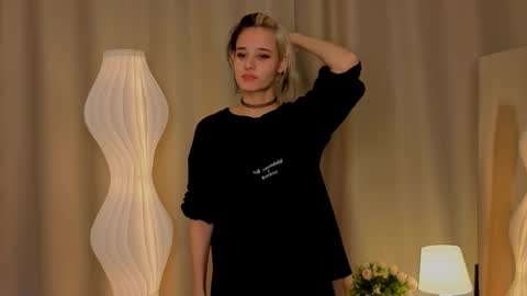 Snapshot of kimikosetterland chatting on 19, 12, 2025 Elizabeth online show from 19, 12, 2025