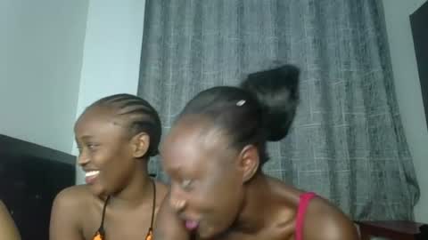 Snapshot of kinky_leila chatting on 13, 6, 2026 kinky_leila online show from 13, 6, 2026