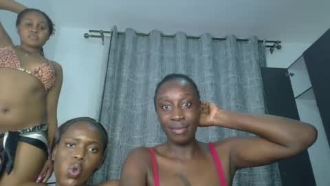 Snapshot of kinky_leila chatting on 19, 6, 2026 kinky_leila online show from 19, 6, 2026