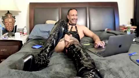 Snapshot of kinkyguy323232 chatting on 1, 5, 2026 Kinkyguy323232 online show from 1, 5, 2026
