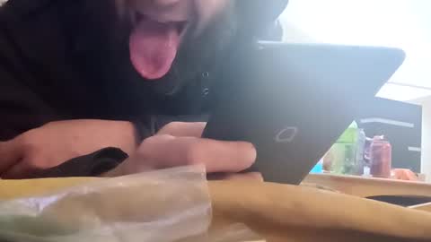 kis4kum online show from 6, 3, 2025