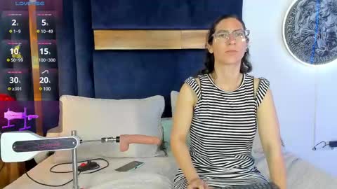 Kissing Company online show from 12, 2, 2025