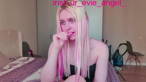 Snapshot of kitty_dora chatting on 13, 4, 2026 Evelyn online show from 13, 4, 2026