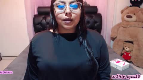 Snapshot of kitty_eyes chatting on 13, 11, 2025 kitty online show from 13, 11, 2025