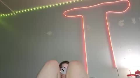 Snapshot of kittykat_1999 chatting on 19, 10, 2025 kittykat 1999 online show from 19, 10, 2025