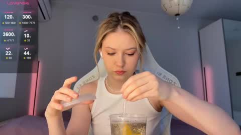 Snapshot of kittyloffe chatting on 28, 4, 2026 Monika online show from 28, 4, 2026