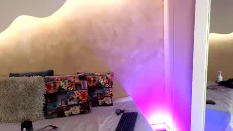 K L O E online show from 21, 11, 2025