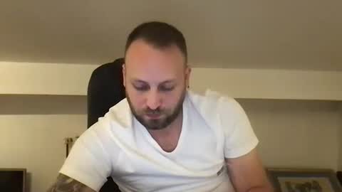 Snapshot of kobasic chatting on 14, 11, 2025 hugo online show from 14, 11, 2025