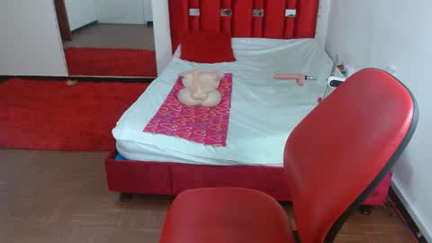 KRYSTAL THOMSON online show from 17, 1, 2025